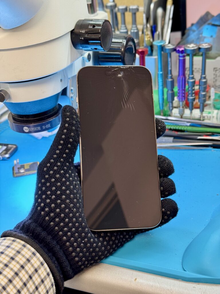 înlocuire sticlă iPhone 16 Pro Max București