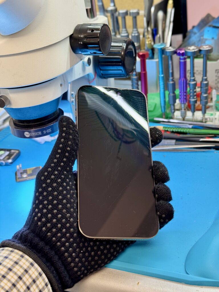 înlocuire sticlă iPhone 16 Pro Max București