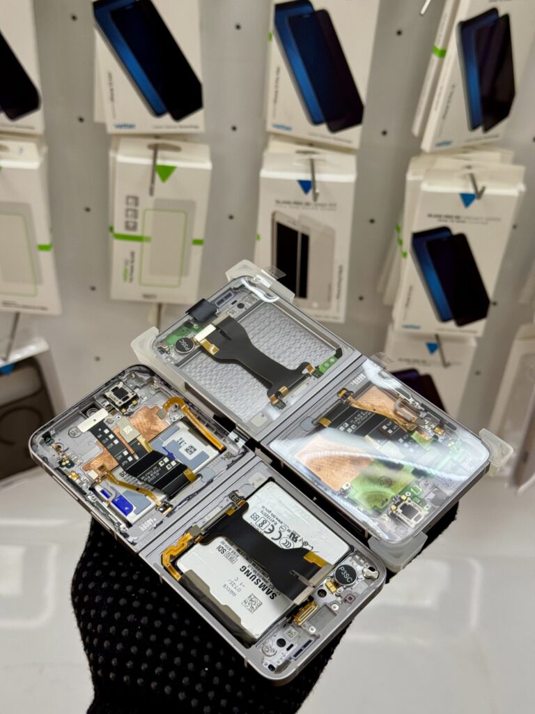 înlocuire display Samsung Z Flip 6 București
